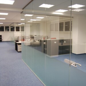 sklenená stena s otočnými dverami z číreho skla