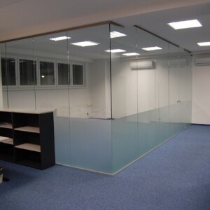 sklenená stena s otočnými dverami z číreho skla