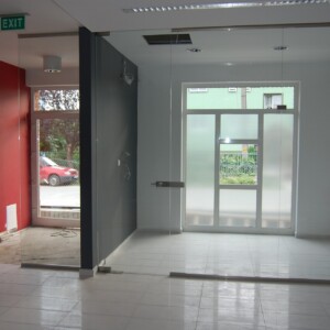 sklenená stena s otočnými dverami z číreho skla