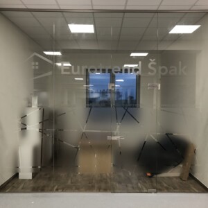 sklenená stena s otočnými dverami z číreho skla s polepom