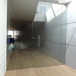 sklenená stena s otočnými dverami z číreho skla