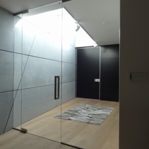 sklenená stena s otočnými dverami z číreho skla