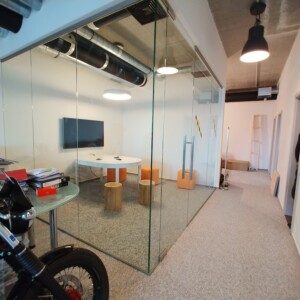 sklenená stena s otočnými dverami z číreho skla