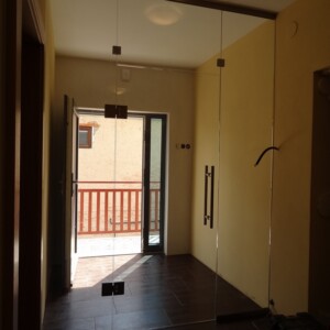 sklenená stena s otočnými dverami