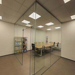 sklenená stena s otočnými dverami z číreho skla