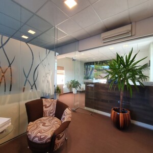 sklenená stena s otočnými dverami