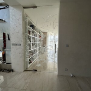 sklenená stena s otočnými dverami z číreho skla s polepom