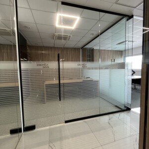 sklenená stena s otočnými dverami z číreho skla s polepom vzoru