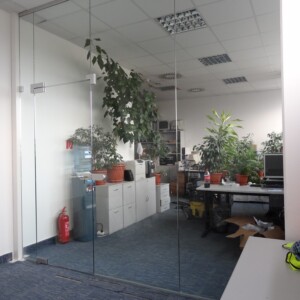 sklenená stena s otočnými dverami z číreho skla