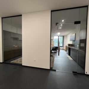 sklenená stena s otočnými dverami z číreho skla