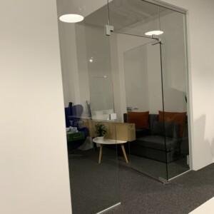 sklenená stena s otočnými dverami z číreho skla