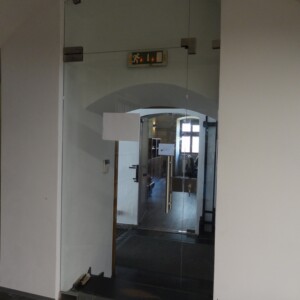 sklenená stena s otočnými dverami z číreho skla