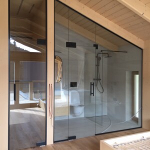 sklenená stena s otočnými dverami