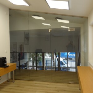 sklenená stena s otočnými dverami z číreho skla