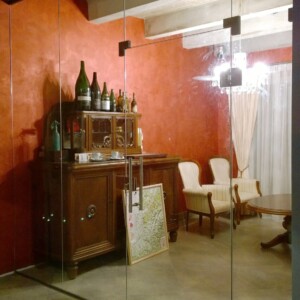 sklenená stena s otočnými dverami z číreho skla