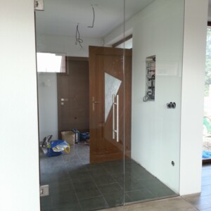 sklenená stena s otočnými dverami z číreho skla