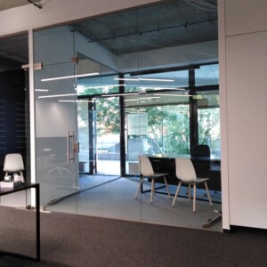 sklenená stena s otočnými dverami z číreho skla