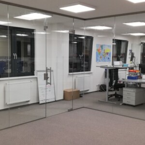 sklenená stena s otočnými dverami z číreho skla