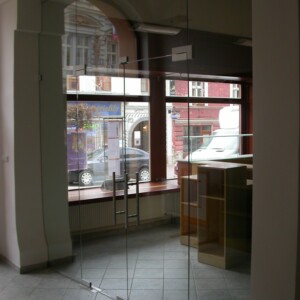 sklenená stena s otočnými dverami z číreho skla