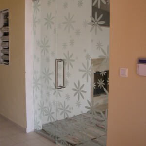 sklenená stena s otočnými dverami so vzorovaného skla