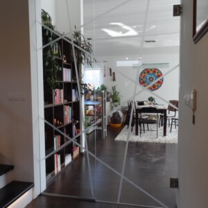 sklenená stena s otočnými dverami so vzorovaného skla