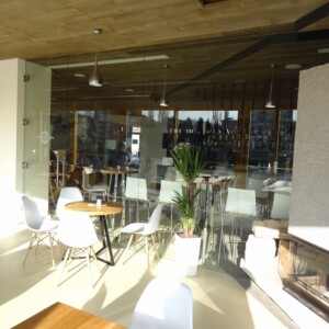 sklenená stena s otočnými dverami