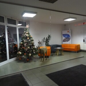 sklenená stena s otočnými dverami z číreho skla