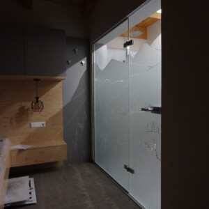 sklenená stena s otočnými dverami so vzorovaného skla