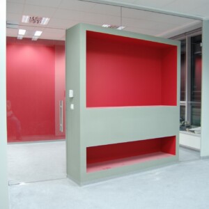 sklenená stena s otočnými dverami z číreho skla