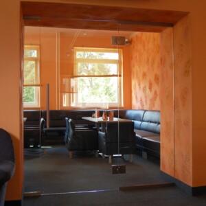 sklenená stena s otočnými dverami z číreho skla