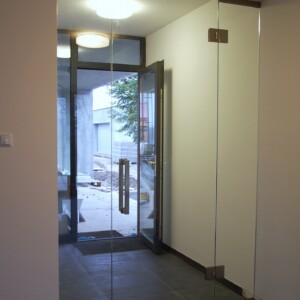 sklenená stena s otočnými dverami z číreho skla