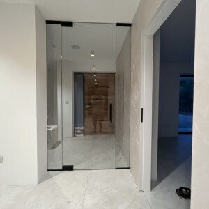 sklenená stena s otočnými dverami z číreho skla