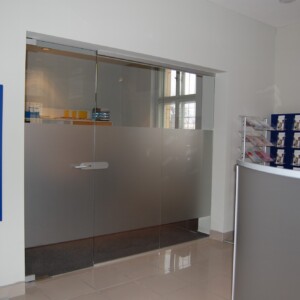 sklenená stena s otočnými dverami