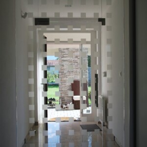 sklenená stena s otočnými dverami so vzorovaného skla