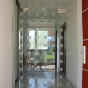 sklenená stena s otočnými dverami so vzorovaného skla