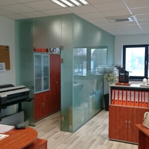 sklenená stena s otočnými dverami z matného skla