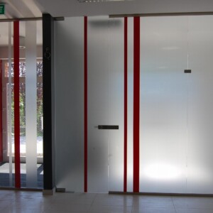 sklenená stena s otočnými dverami s polepom