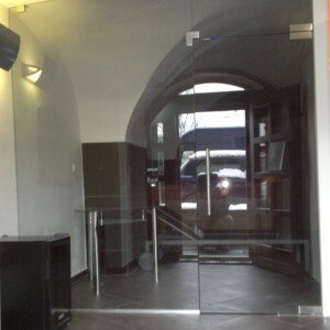 sklenená stena s otočnými dverami