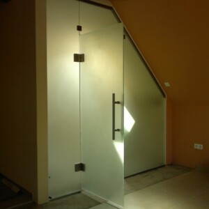 sklenená stena s otočnými dverami z matného skla