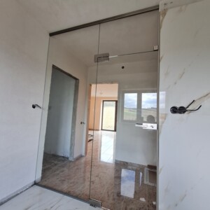 sklenená stena s otočnými dverami z číreho skla