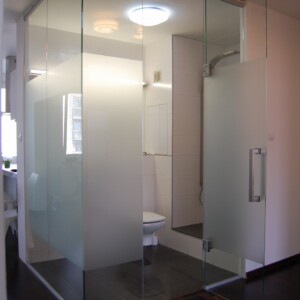 sklenená stena s otočnými dverami z matného skla