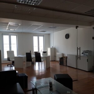 sklenená stena s otočnými dverami