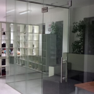 sklenená stena s otočnými dverami