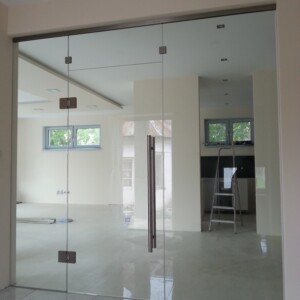 sklenená stena s otočnými dverami