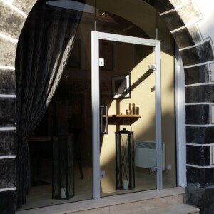 sklenená stena s otočnými dverami