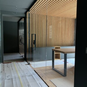 sklenená stena s otočnými dverami z číreho skla