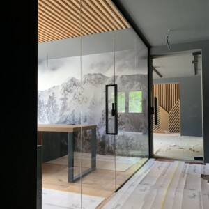 sklenená stena s otočnými dverami z číreho skla