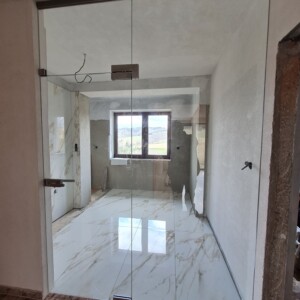 sklenená stena s otočnými dverami z číreho skla