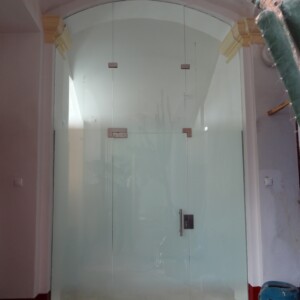 sklenená stena s otočnými dverami