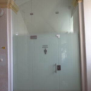 sklenená stena s otočnými dverami